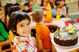 Des enfants s'amusent lors d'une fête d'anniversaire