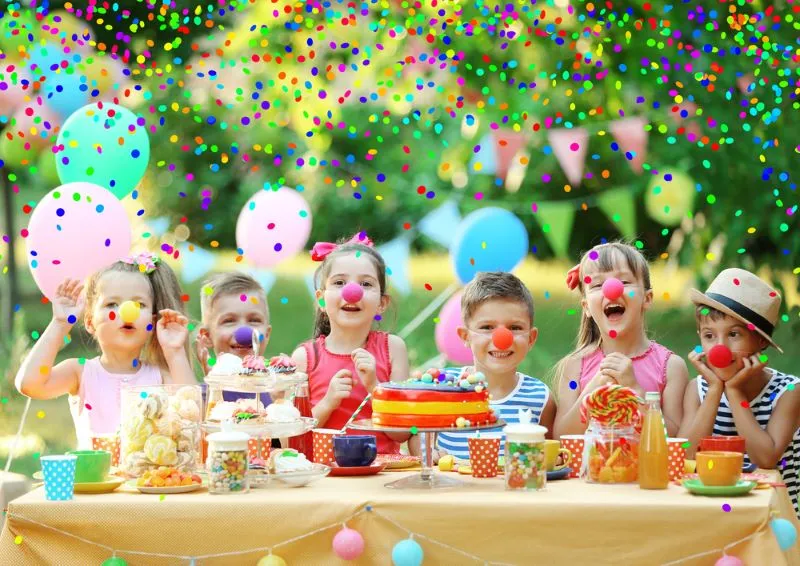 Des enfants fêtent leur anniversaire dans le parc