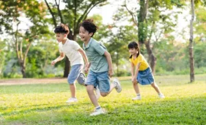 Image de groupe d'enfants s'amusant dans un parc