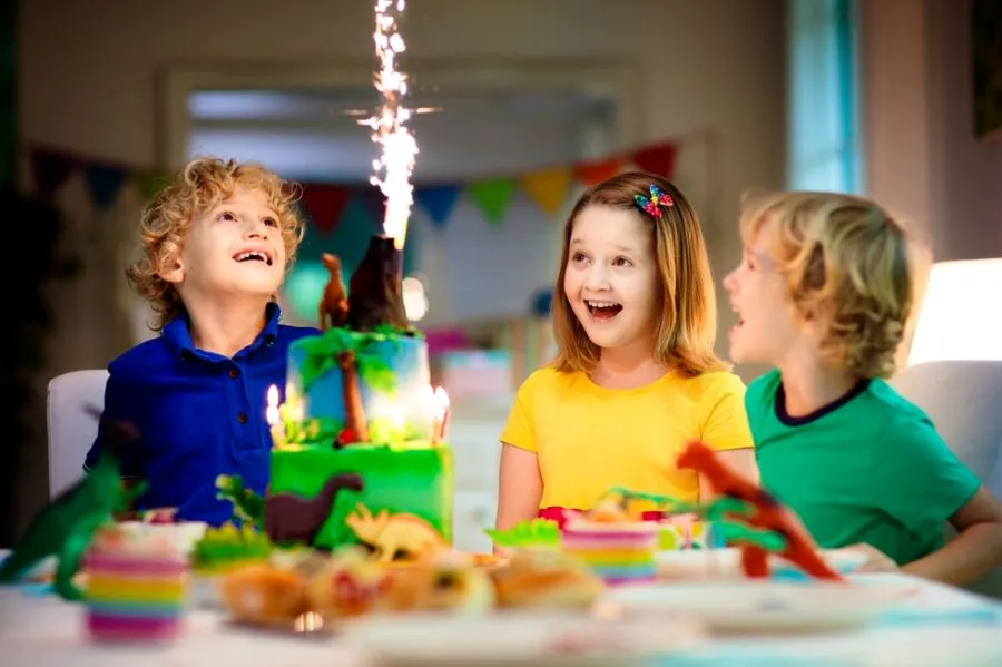 Fête d'anniversaire pour enfants. Gâteau sur le thème des dinosaures.